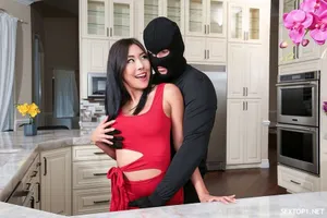 Thiếu thốn, vợ yêu lén lút với tên thợ sửa điều hòa