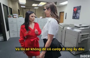 Hiếp dâm tập thể hai mẹ con vú to lồn không lông
