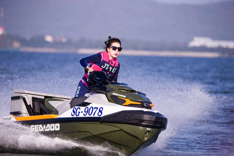 Bà MILF dâm đãng xuất tinh trong xe khi chồng đang lái xe! Quan hệ tình dục ở nơi công cộng! Franki_cáo