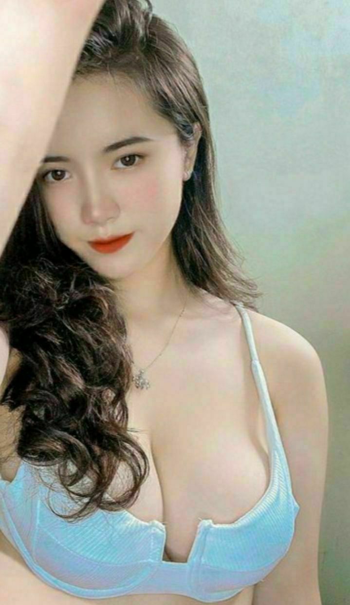 APKH-162 "Tôi muốn bị làm nhục... Hãy biến tôi thành một kẻ biến thái..." Một video góc nhìn bị cấm của một cô gái giống thần tượng trong bộ đồng phục học sinh đang chơi với một con "của quý" bằng tuổi bố cô trên đường về nhà sau giờ học và phát điên vì sung sướng Risa Shiroki
